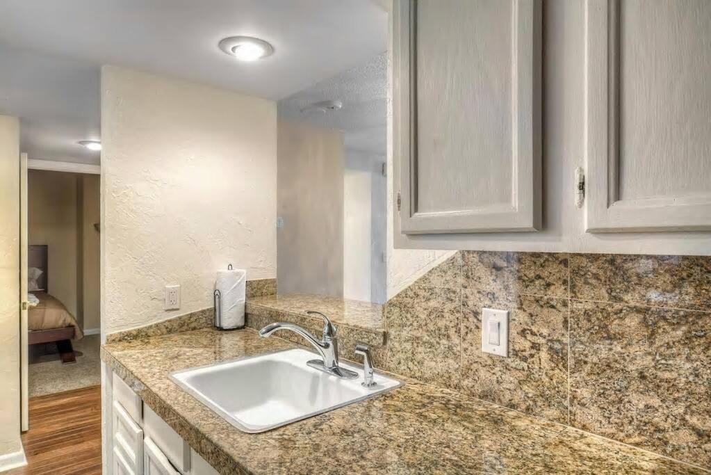 Apartment 2 Bedroom Heart Of Lodo W/great View/amenities *