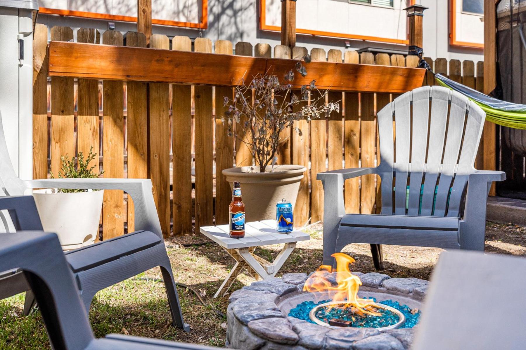 Hot Tub Firepit Pool Table Patio Cozy Downtown Denver