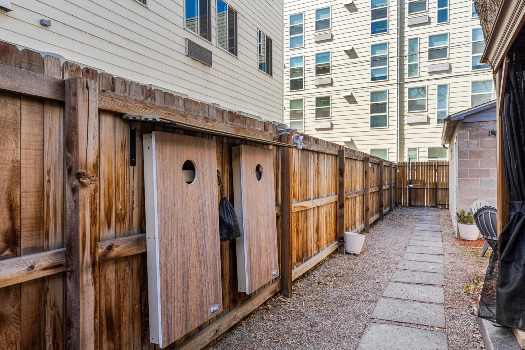 Hot Tub Firepit Pool Table Patio Cozy Downtown *
