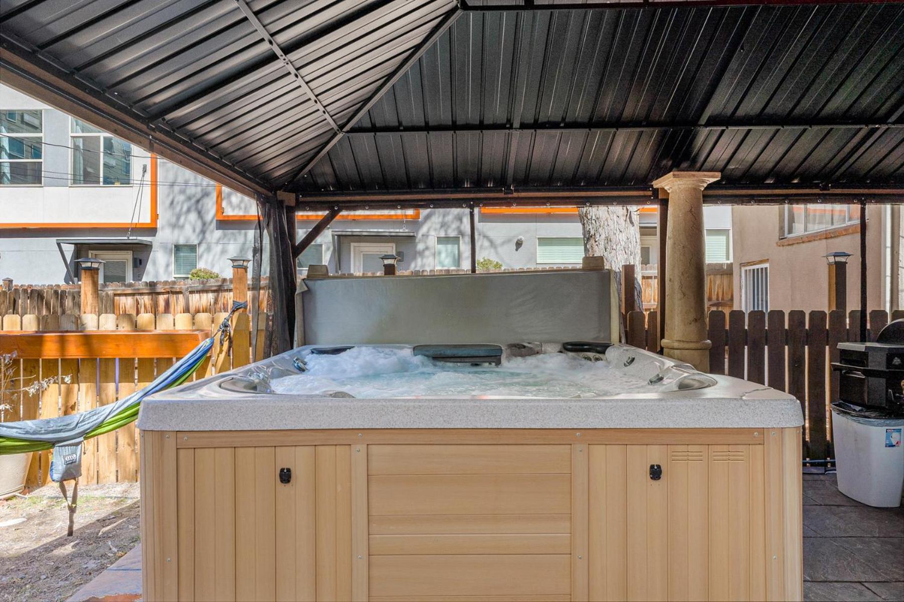 Hot Tub Firepit Pool Table Patio Cozy Downtown *