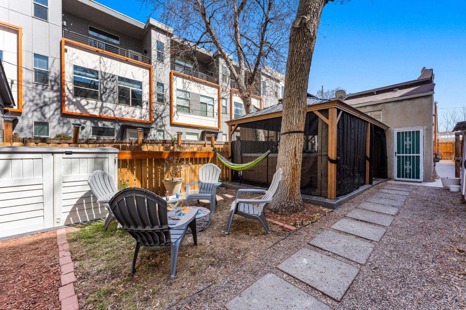 Hot Tub Firepit Pool Table Patio Cozy Downtown
