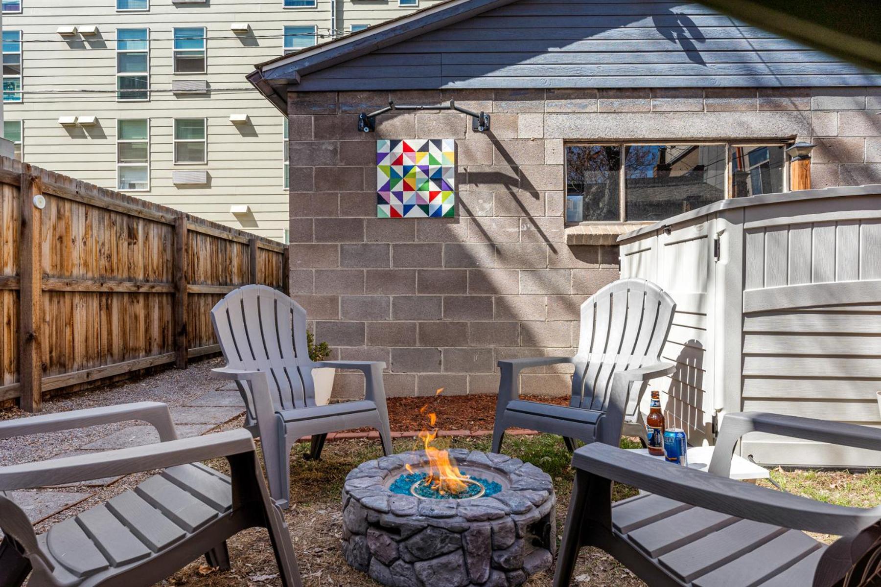 Hot Tub Firepit Pool Table Patio Cozy Downtown Holiday home *