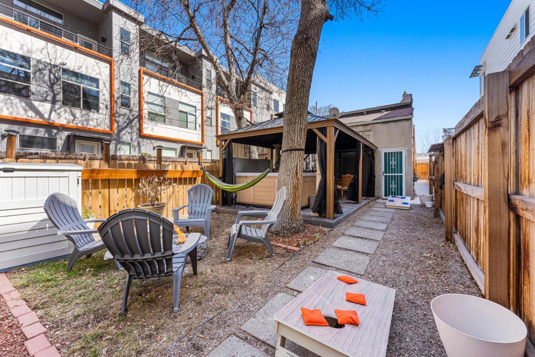 Hot Tub Firepit Pool Table Patio Cozy Downtown Holiday home Denver