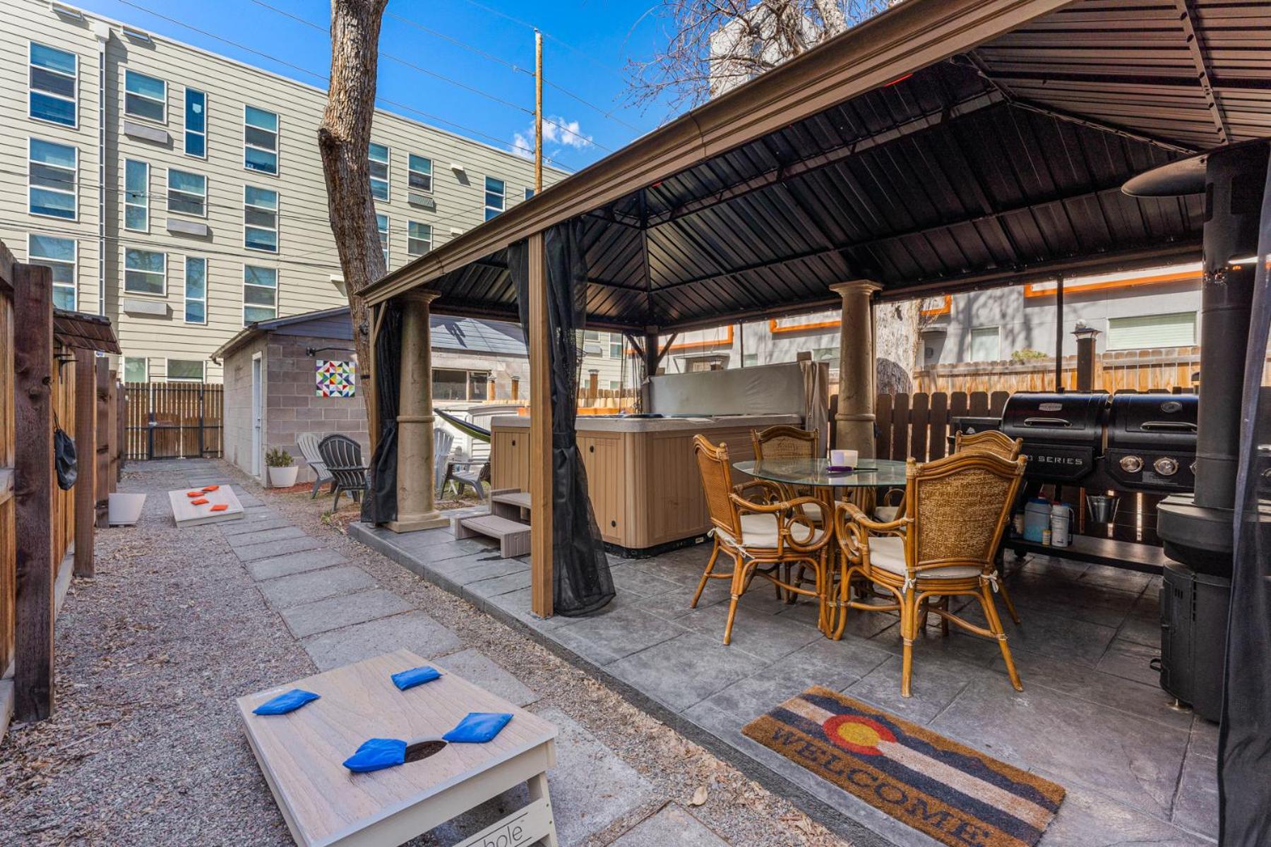 Hot Tub Firepit Pool Table Patio Cozy Downtown Holiday home *