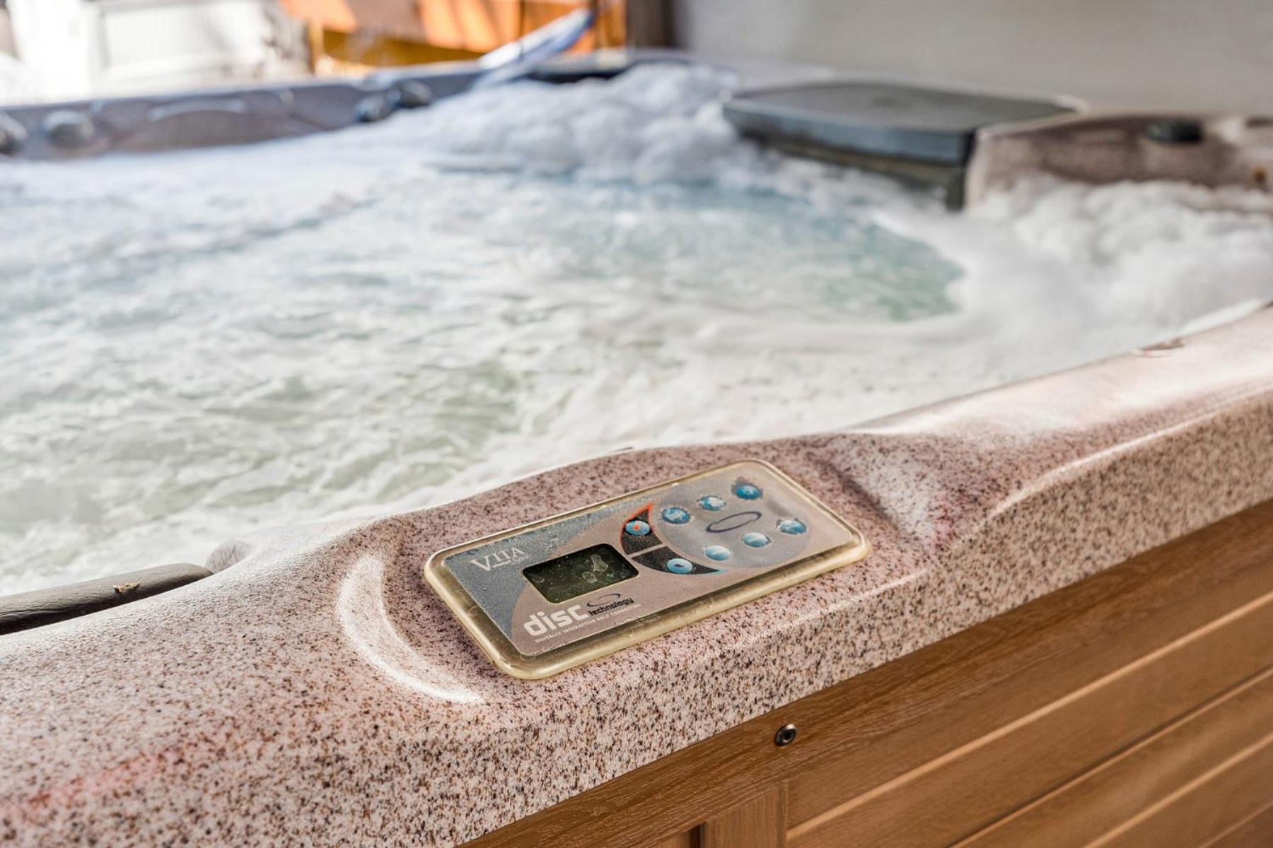 Hot Tub Firepit Pool Table Patio Cozy Downtown *