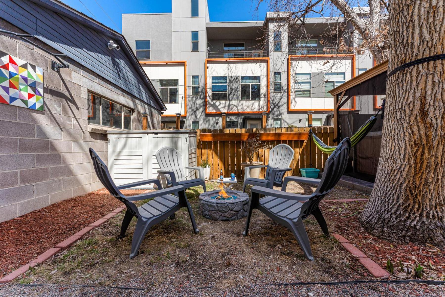 Hot Tub Firepit Pool Table Patio Cozy Downtown Denver
