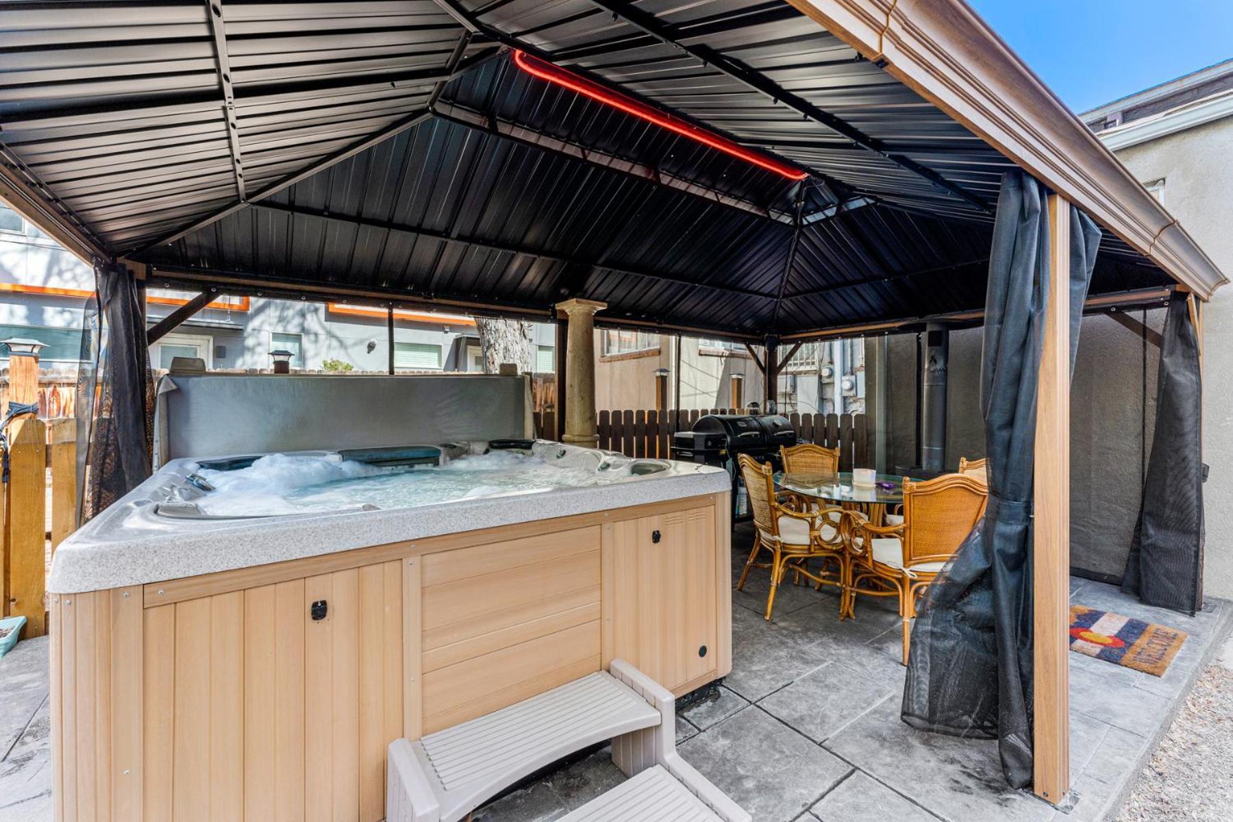Hot Tub Firepit Pool Table Patio Cozy Downtown * Denver