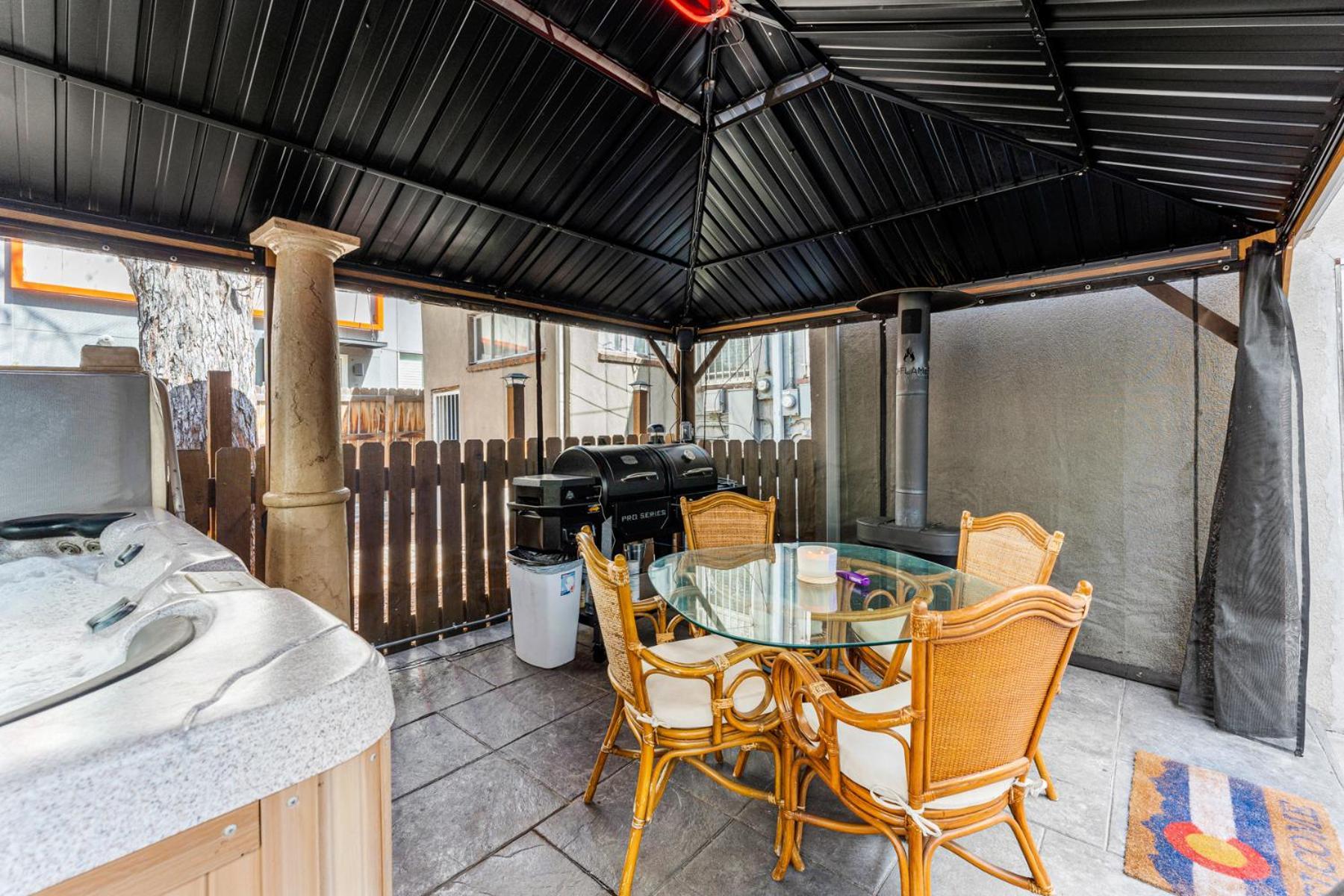 Hot Tub Firepit Pool Table Patio Cozy Downtown Denver