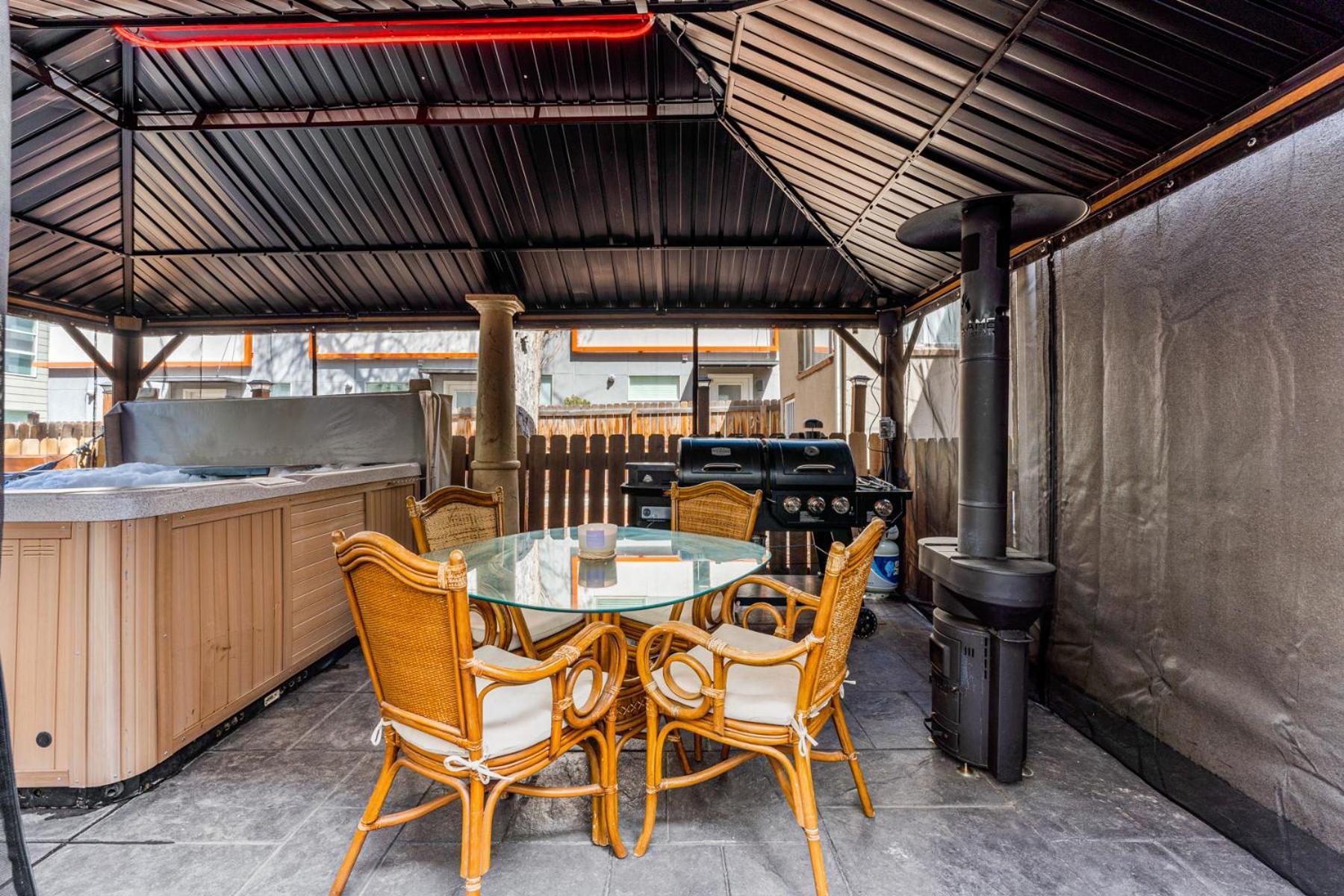 Hot Tub Firepit Pool Table Patio Cozy Downtown Holiday home