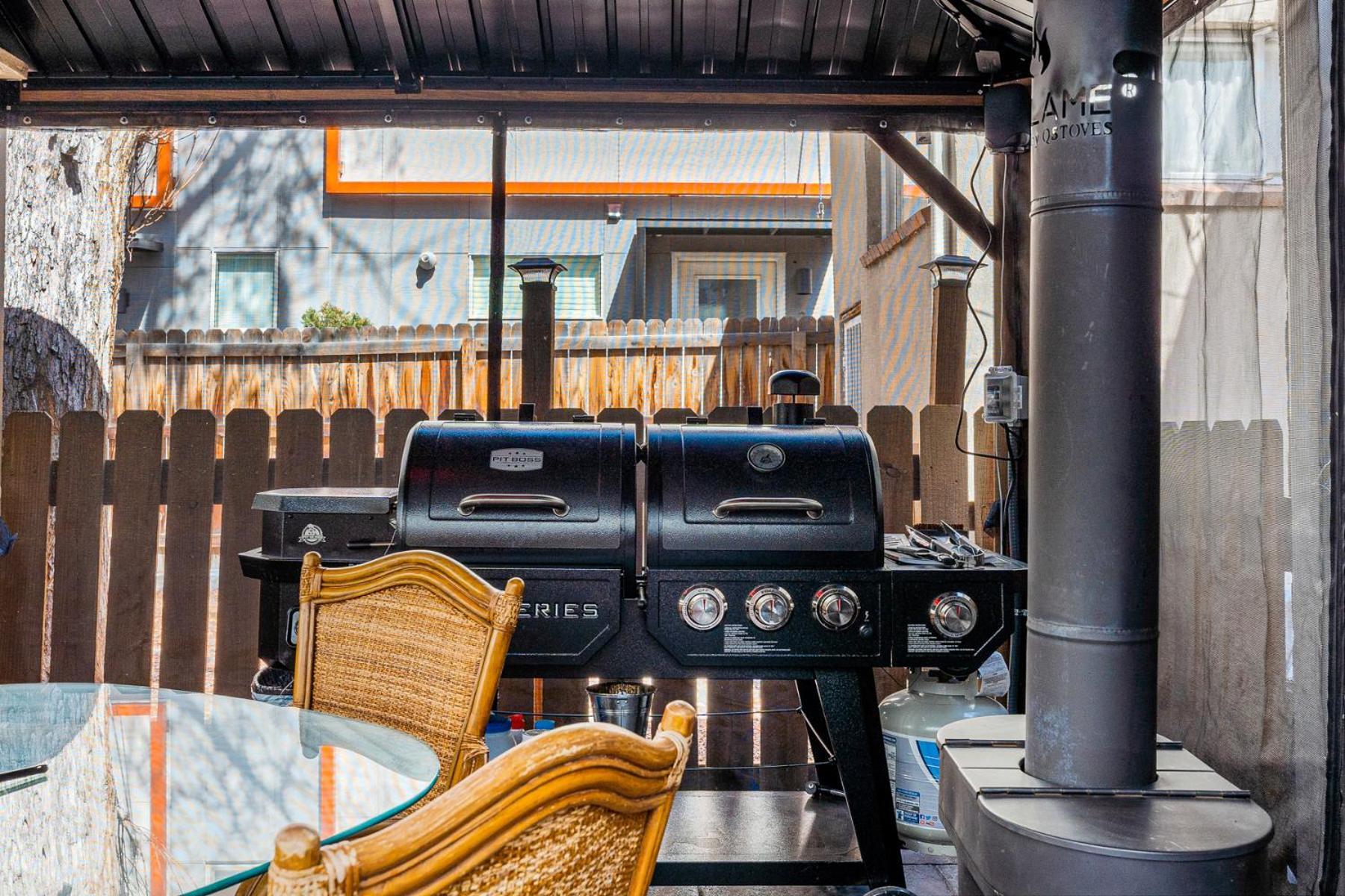 Hot Tub Firepit Pool Table Patio Cozy Downtown *