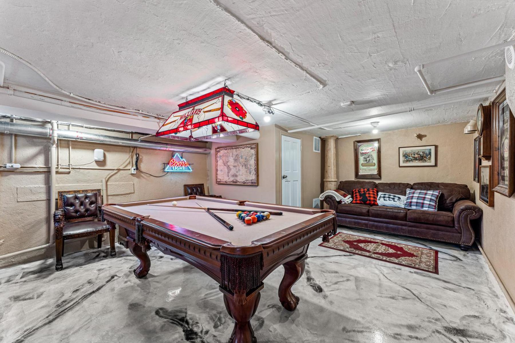 Hot Tub Firepit Pool Table Patio Cozy Downtown Holiday home