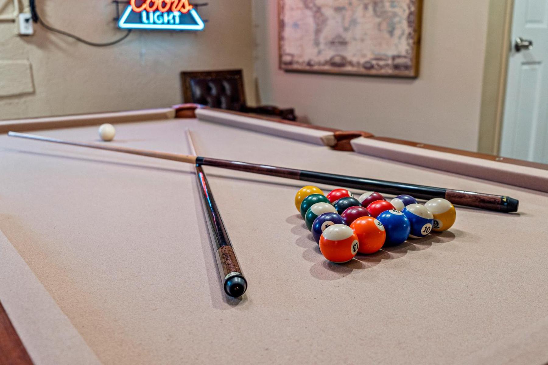 Hot Tub Firepit Pool Table Patio Cozy Downtown Holiday home *