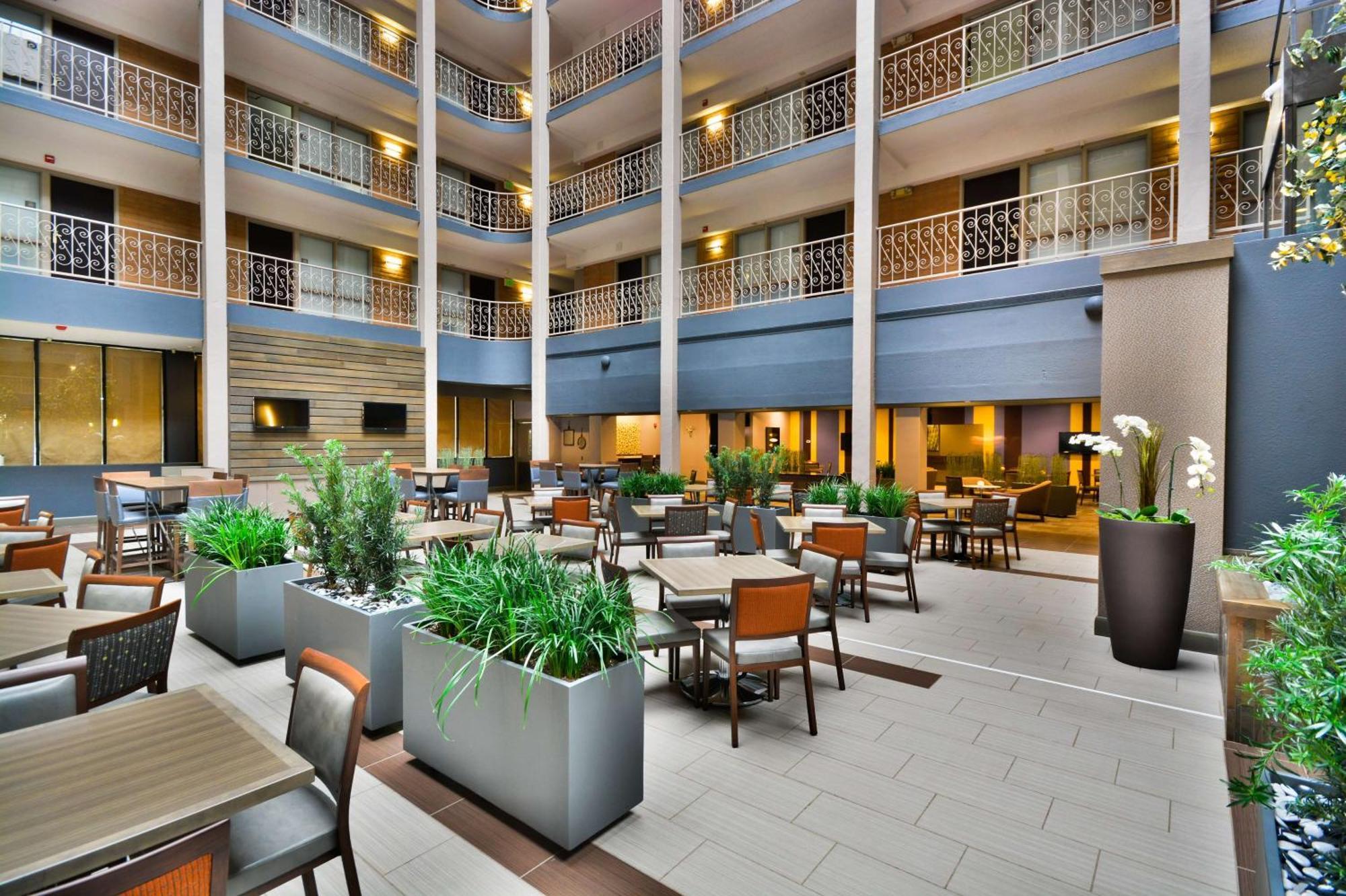 Hotel Embassy By Hilton Park Denver
