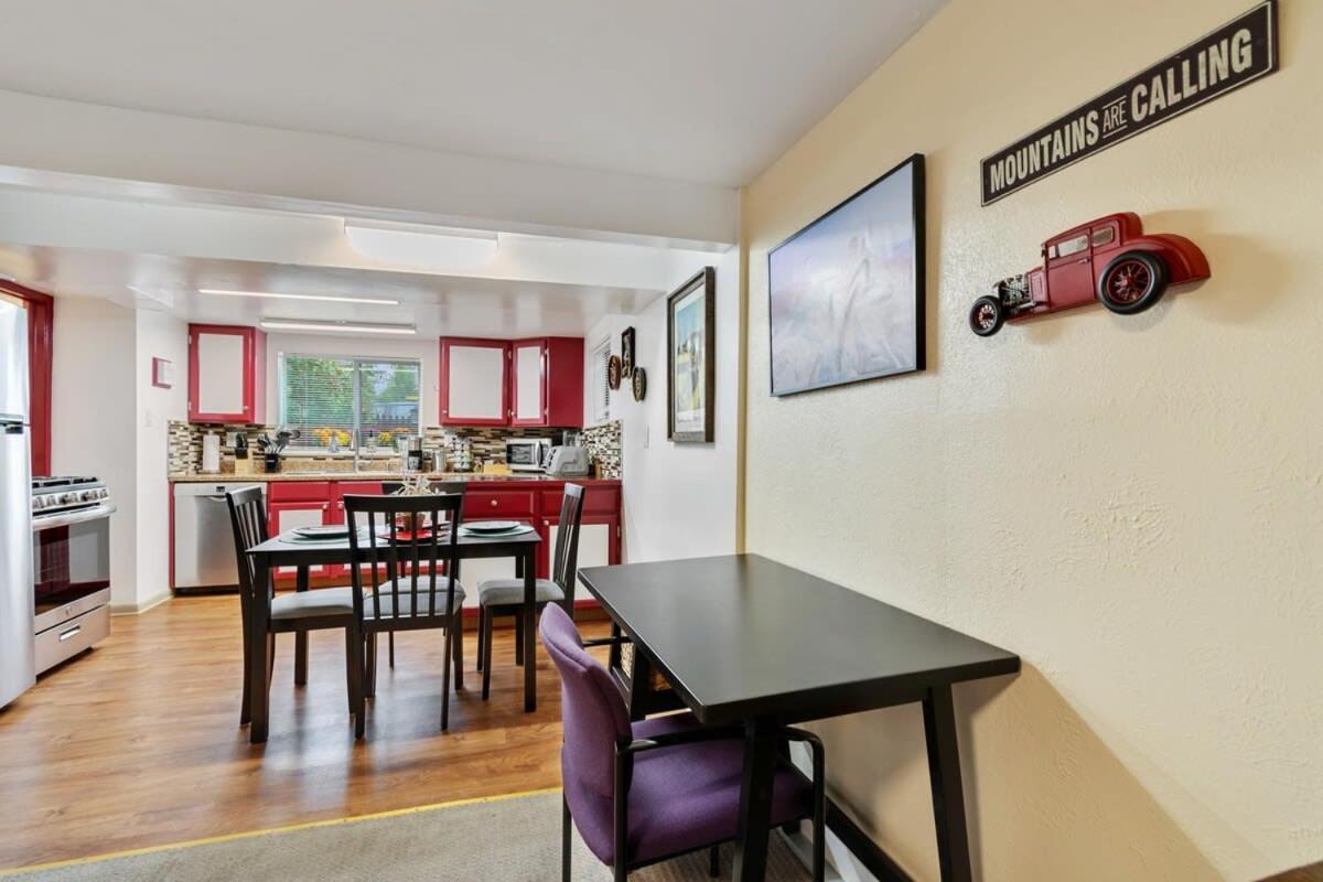 Cozy & Spacious Steps From Regis Denver