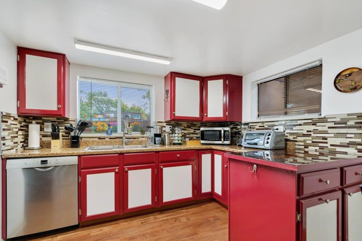 Cozy & Spacious Steps From Regis Apartment