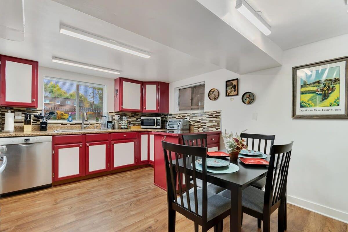 Apartment Cozy & Spacious Steps From Regis *