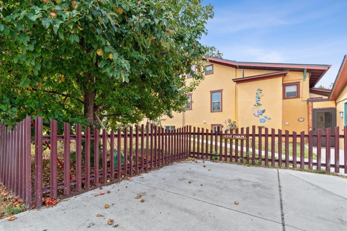 Cozy & Spacious Steps From Regis Apartment Denver