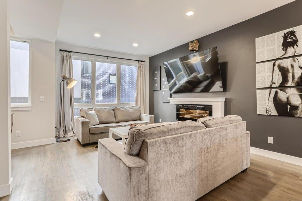 4br Upscale Townhome Roof W Skyline Views Denver