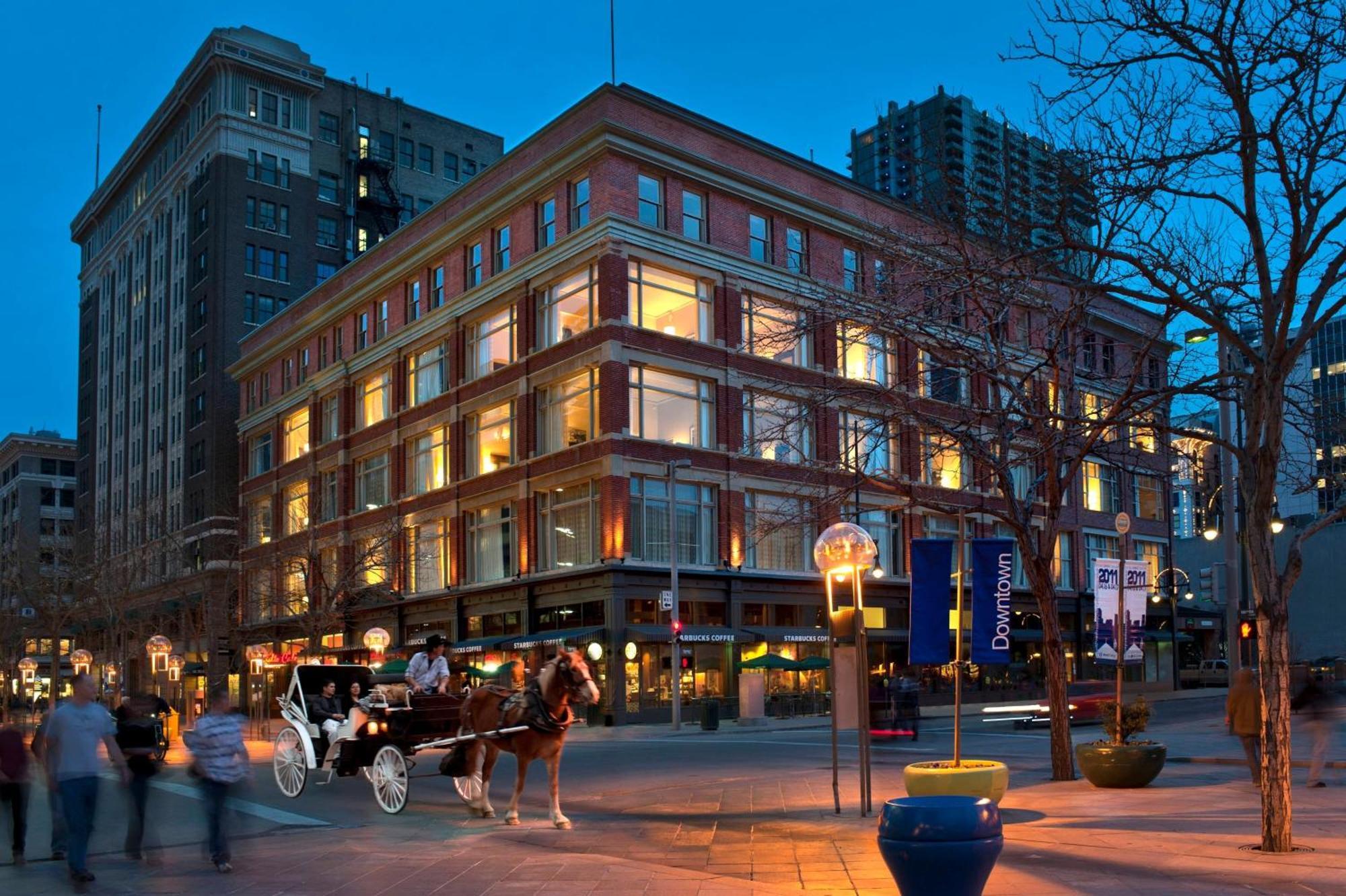 Courtyard By Marriott Downtown Hotel