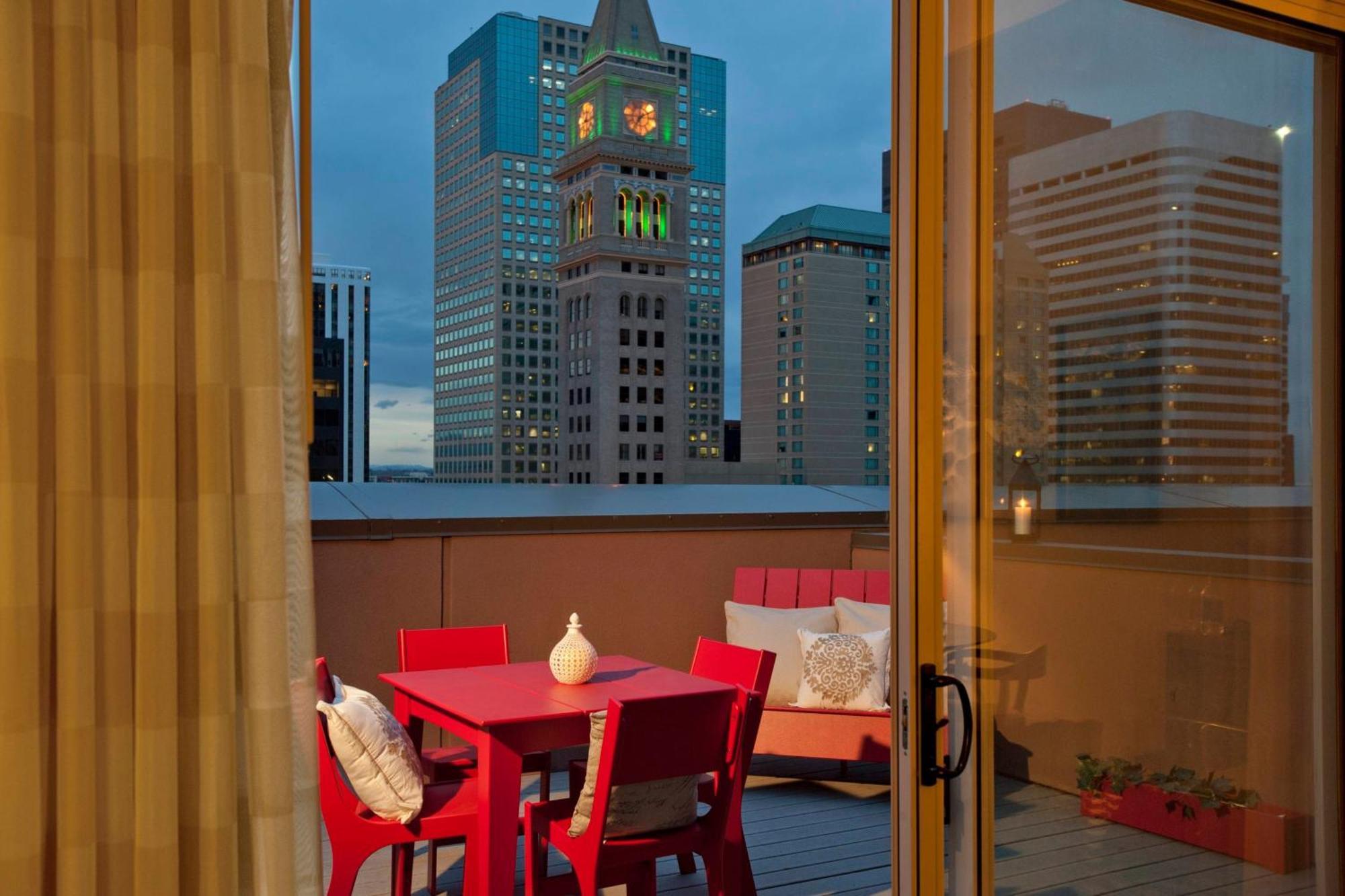 Courtyard By Marriott Downtown Hotel Denver