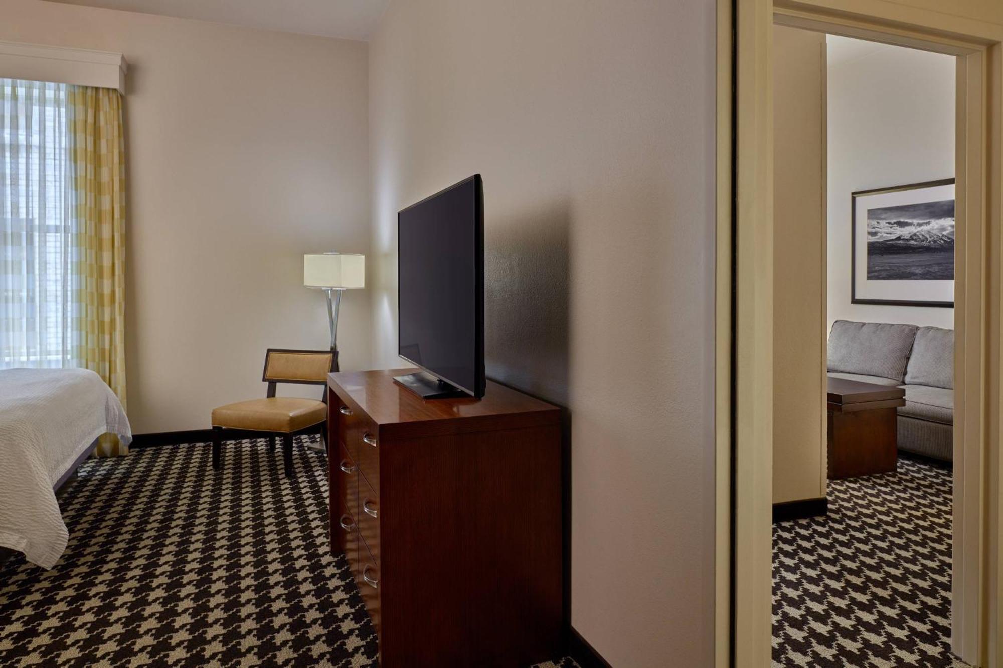 Courtyard By Marriott Downtown Hotel