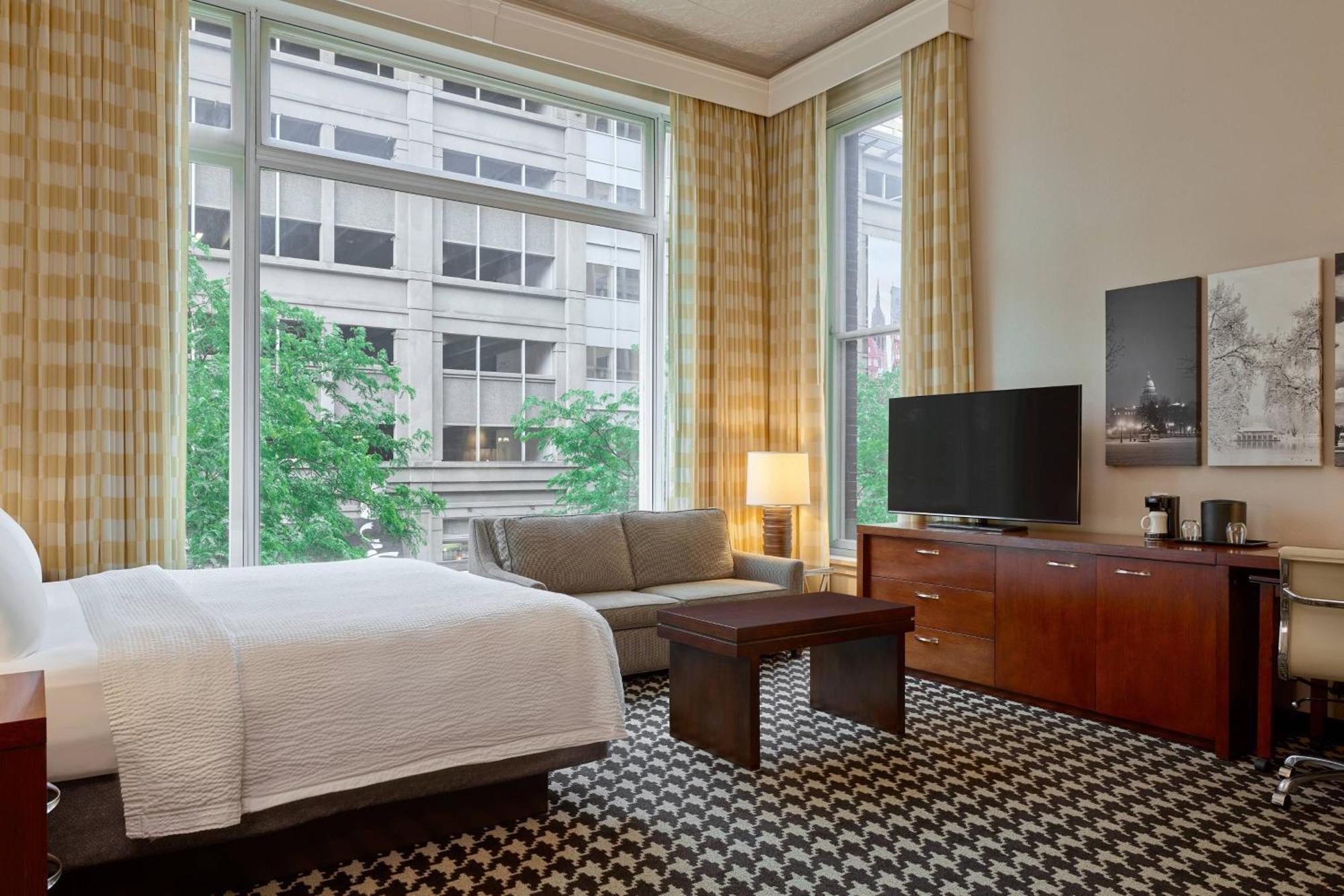 Courtyard By Marriott Downtown 3*