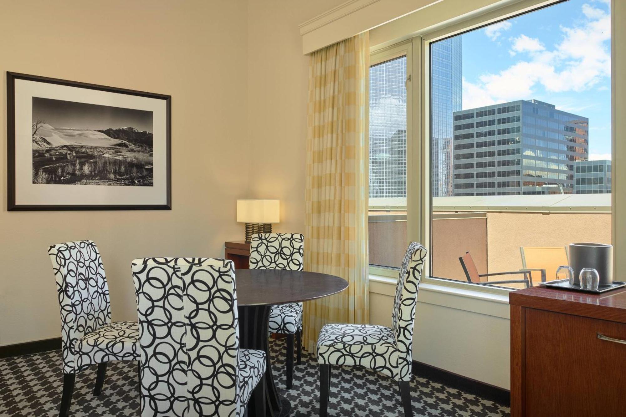 Courtyard By Marriott Downtown Hotel