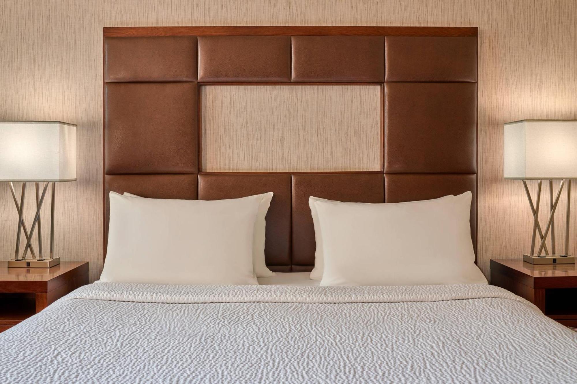 Courtyard By Marriott Downtown Hotel