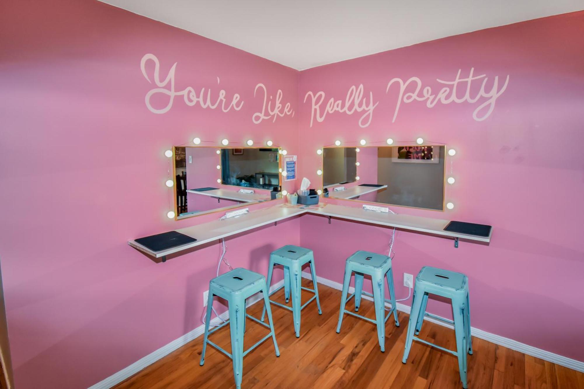 Super Cute Five Bedroom In Perfect For Girls Trips Holiday home *