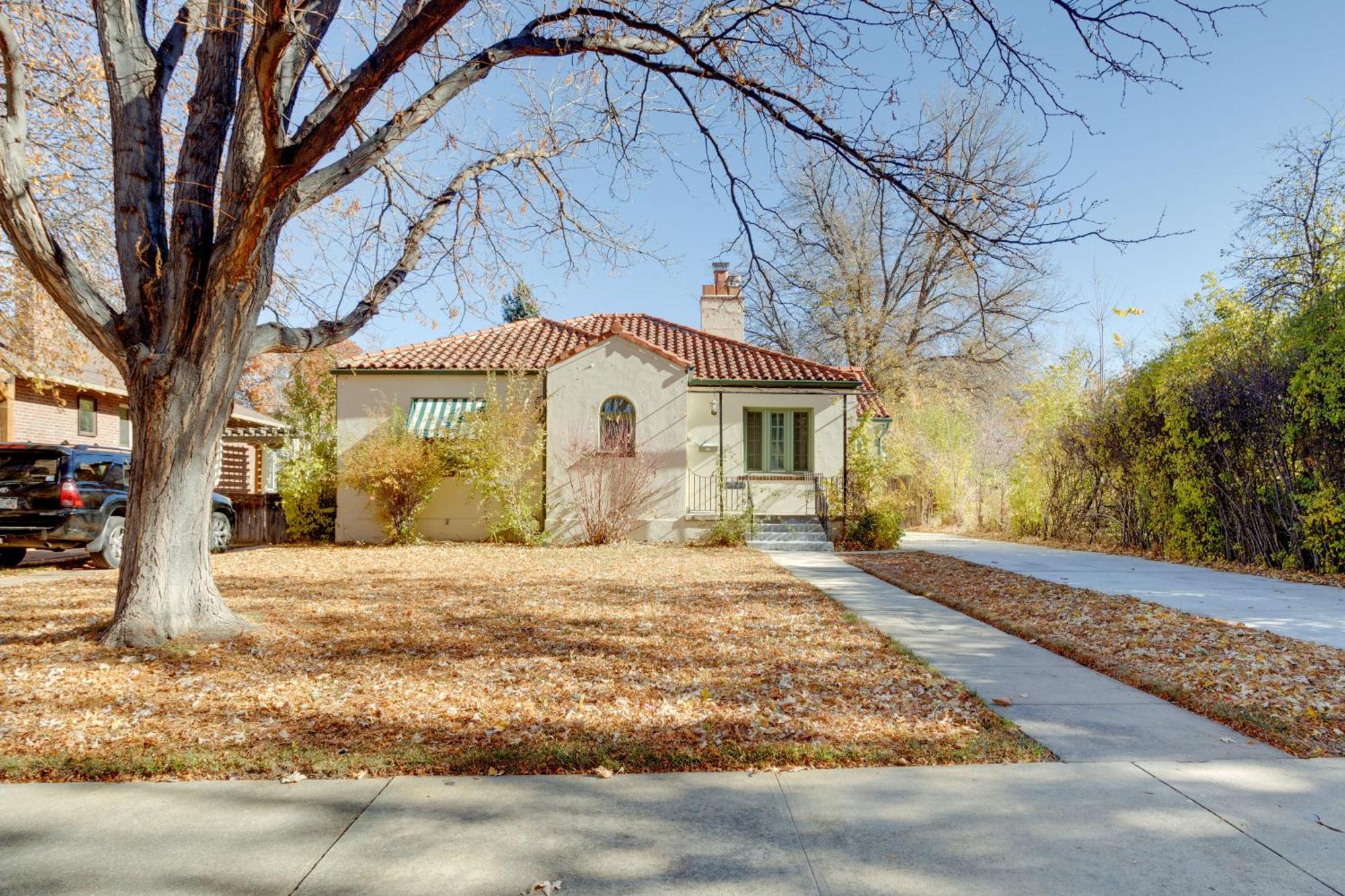 Holiday home Centrally Located Retreat With Yard And Grill!