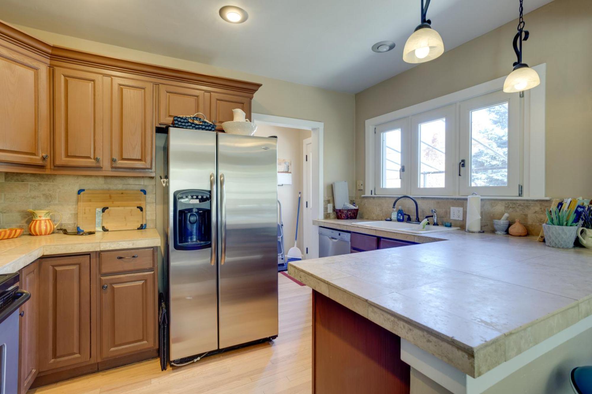 Centrally Located Retreat With Yard And Grill! *