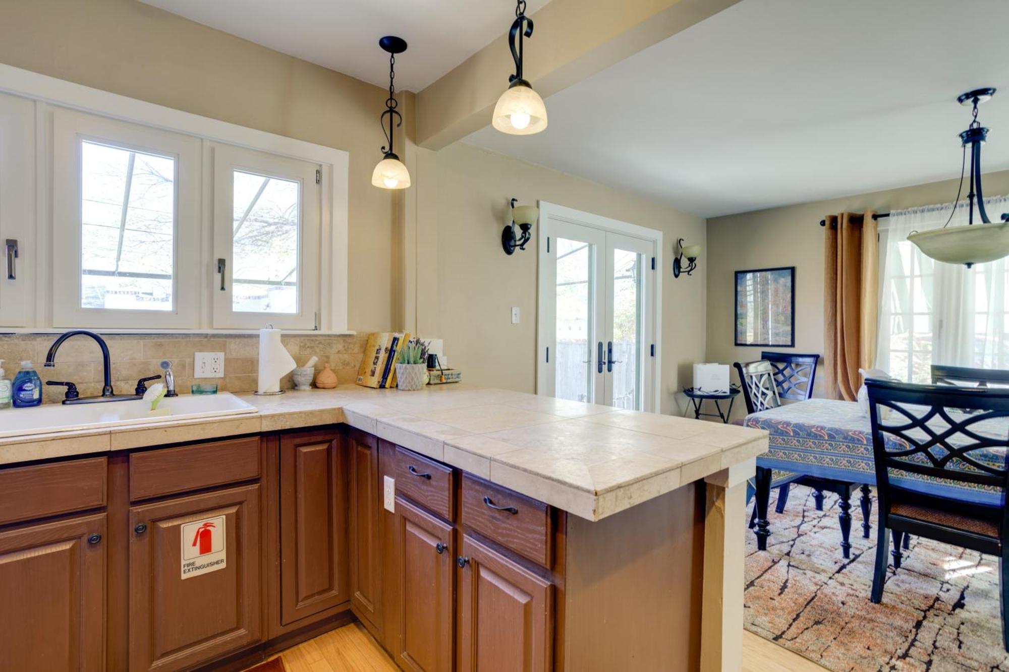 Centrally Located Retreat With Yard And Grill! Denver
