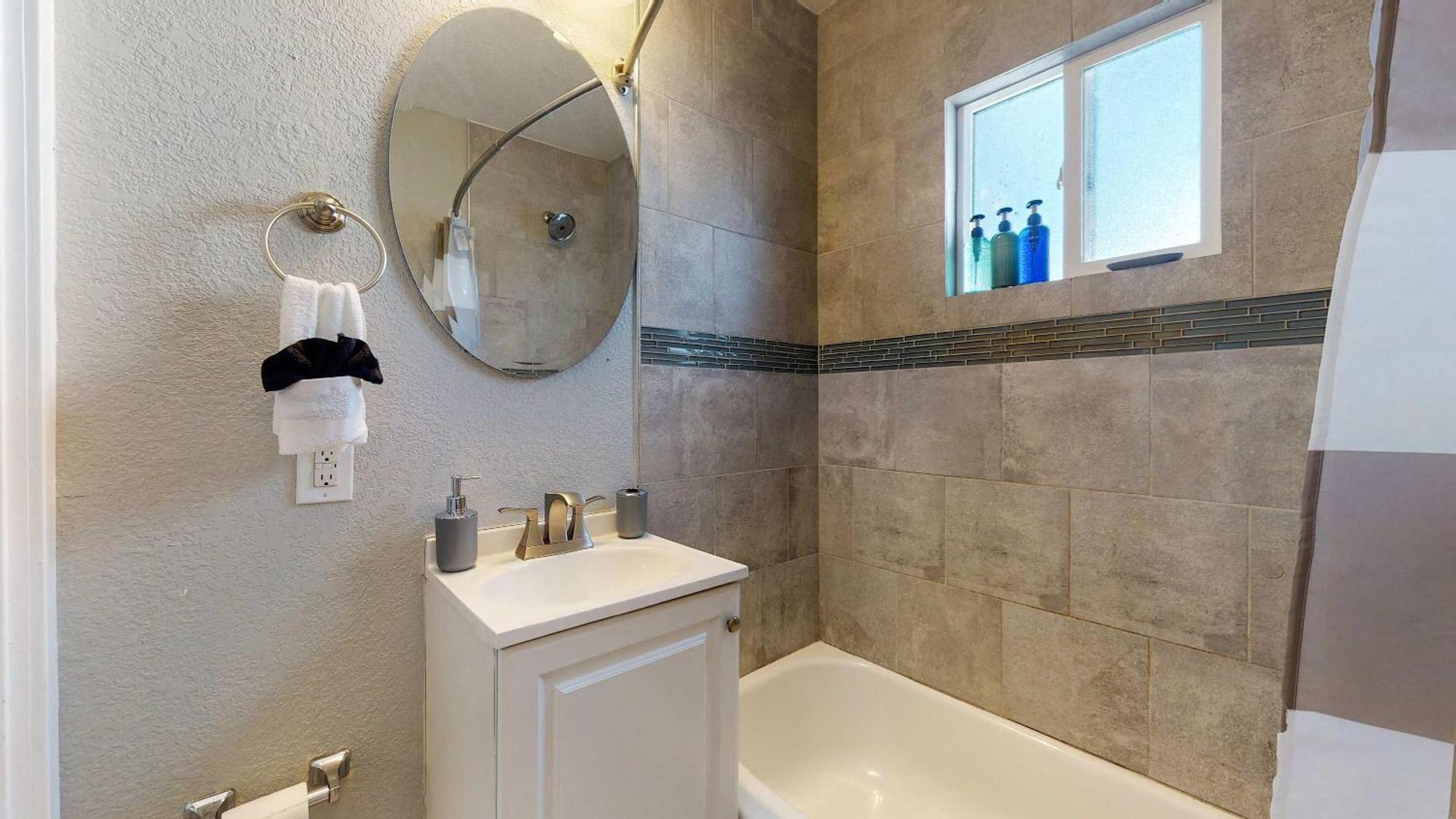 Cozy Upper Unit Great For Family Visiting Zoo Medica Campus And Downtown *