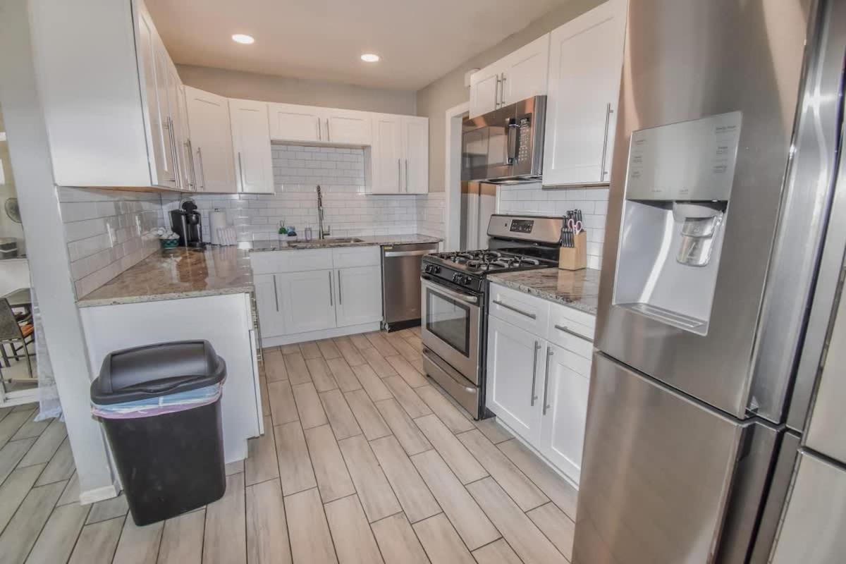 Family With Large Yard & Golf Theme Near Rail * Denver