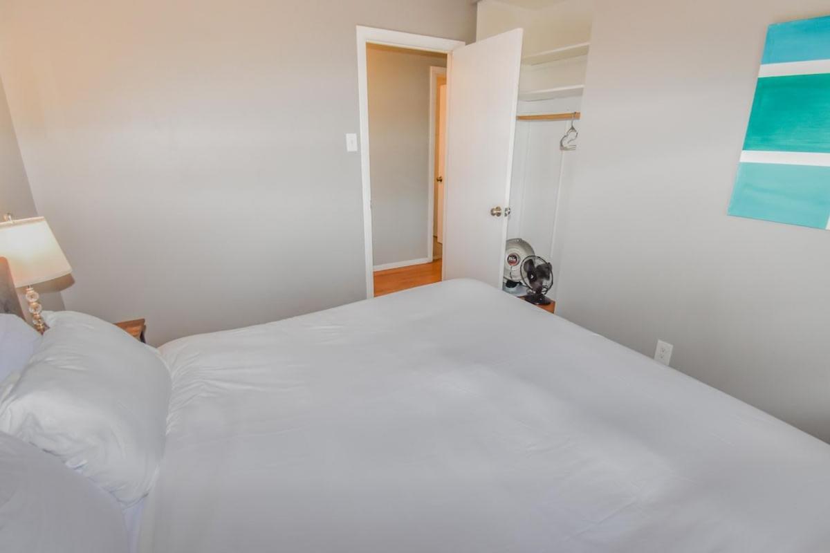 Family With Large Yard & Golf Theme Near Rail * Denver