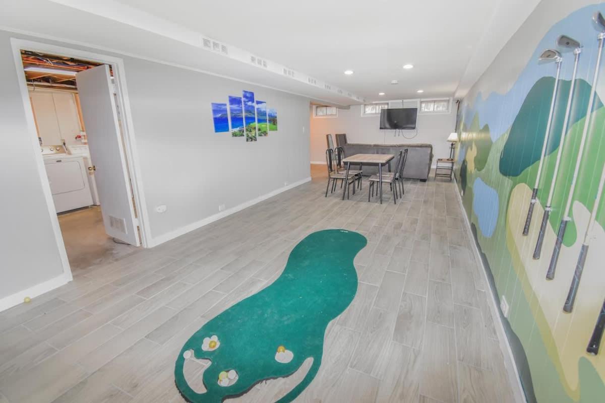 Family With Large Yard & Golf Theme Near Rail Holiday home *