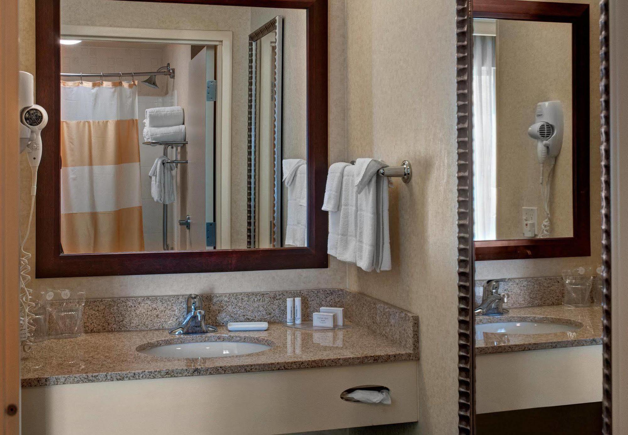 Springhill By Marriott Airport 3*